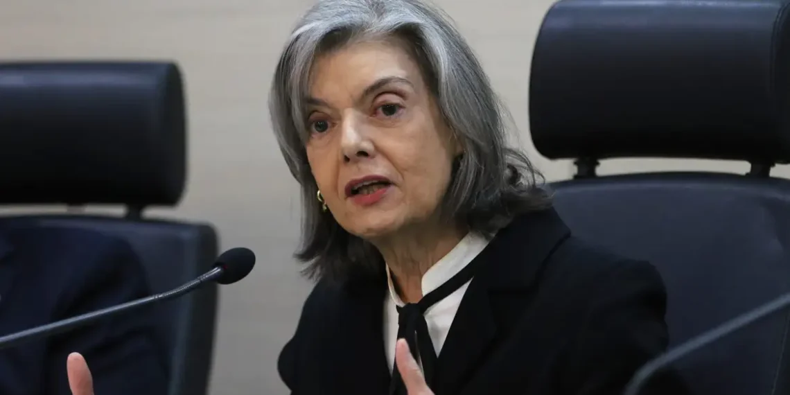 Edson Fachin anuncia Cármen Lúcia como relatora do Código de Ética do STF durante abertura do Ano Judiciário de 2026, em meio a críticas à conduta de ministros.