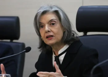 Edson Fachin anuncia Cármen Lúcia como relatora do Código de Ética do STF durante abertura do Ano Judiciário de 2026, em meio a críticas à conduta de ministros.