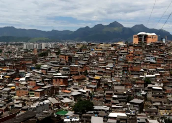 Levantamento do Data Favela mostra que segurança, moradia e saúde são as principais demandas de moradores de favelas brasileiras, com foco em dignidade e bem-estar.