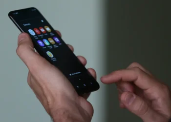 Blocos lotados e distração aumentam risco de golpes no carnaval. Especialista explica como criminosos usam celular para acessar contas e ensina como se proteger.