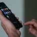 Blocos lotados e distração aumentam risco de golpes no carnaval. Especialista explica como criminosos usam celular para acessar contas e ensina como se proteger.