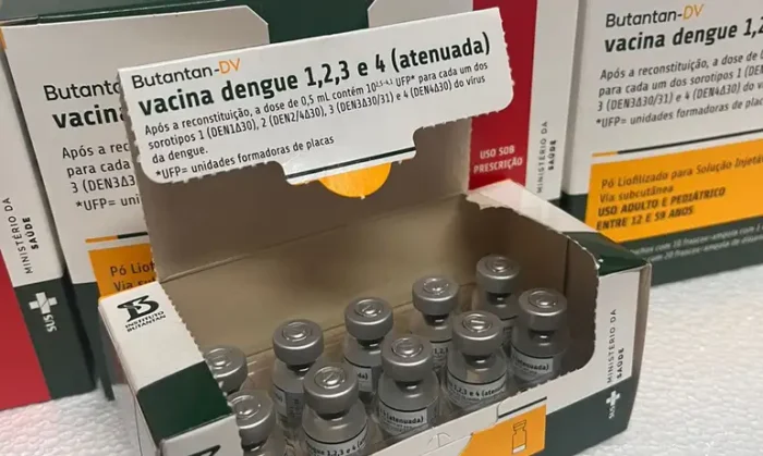 Rio de Janeiro inicia vacinação contra a dengue com nova vacina do Instituto Butantan, priorizando profissionais da Atenção Primária à Saúde do SUS.