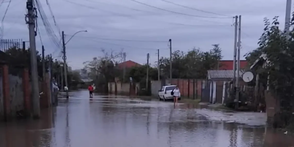 Fortes chuvas e vendaval atingem o Rio Grande do Sul, com destaque para Palmeira das Missões, onde mais de 500 imóveis foram danificados e cerca de duas mil pessoas afetadas.