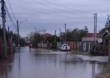 Fortes chuvas e vendaval atingem o Rio Grande do Sul, com destaque para Palmeira das Missões, onde mais de 500 imóveis foram danificados e cerca de duas mil pessoas afetadas.