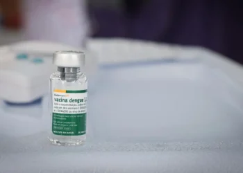 Instituto Butantan antecipa para 2026 a entrega de 1,3 milhão de doses da vacina contra dengue ao SUS. Imunizante é 100% nacional e dose única.