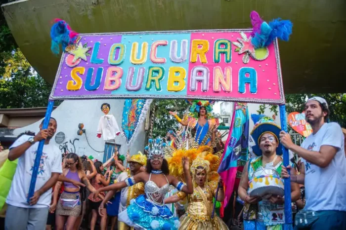 Blocos da saúde mental ganham destaque no Carnaval do Rio ao promover inclusão, conscientização e combate ao preconceito, reunindo usuários, profissionais de saúde e comunidades em diferentes regiões da cidade.