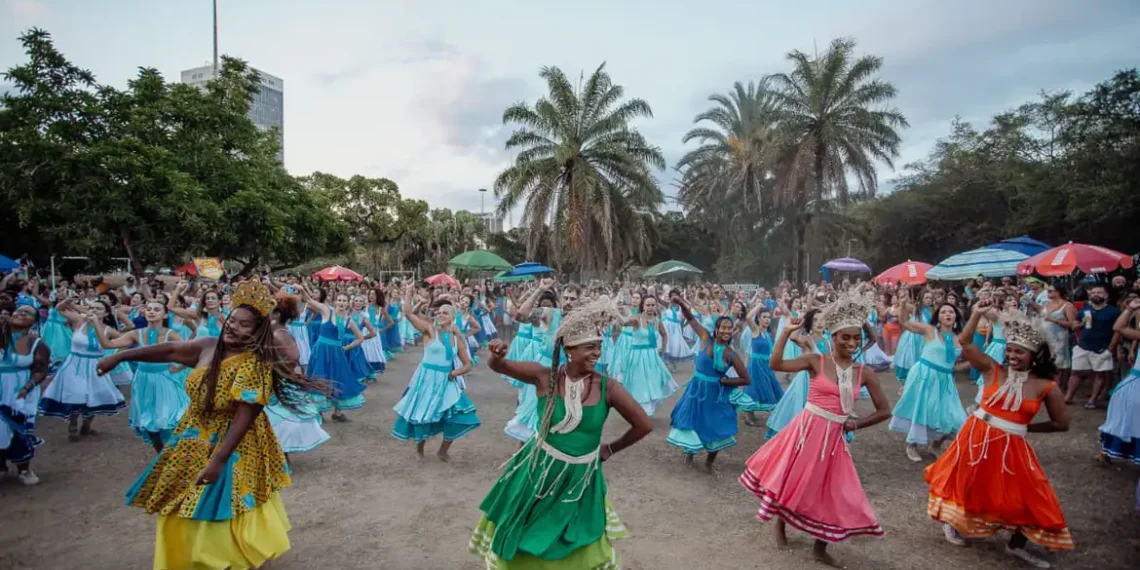 Assembleia Legislativa do Rio aprova Prêmio Marielle Franco para o coletivo Tambores de Olokun, destacando sua atuação na valorização da cultura afro-brasileira.