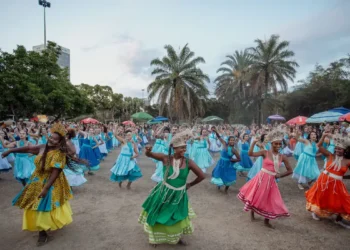 Assembleia Legislativa do Rio aprova Prêmio Marielle Franco para o coletivo Tambores de Olokun, destacando sua atuação na valorização da cultura afro-brasileira.