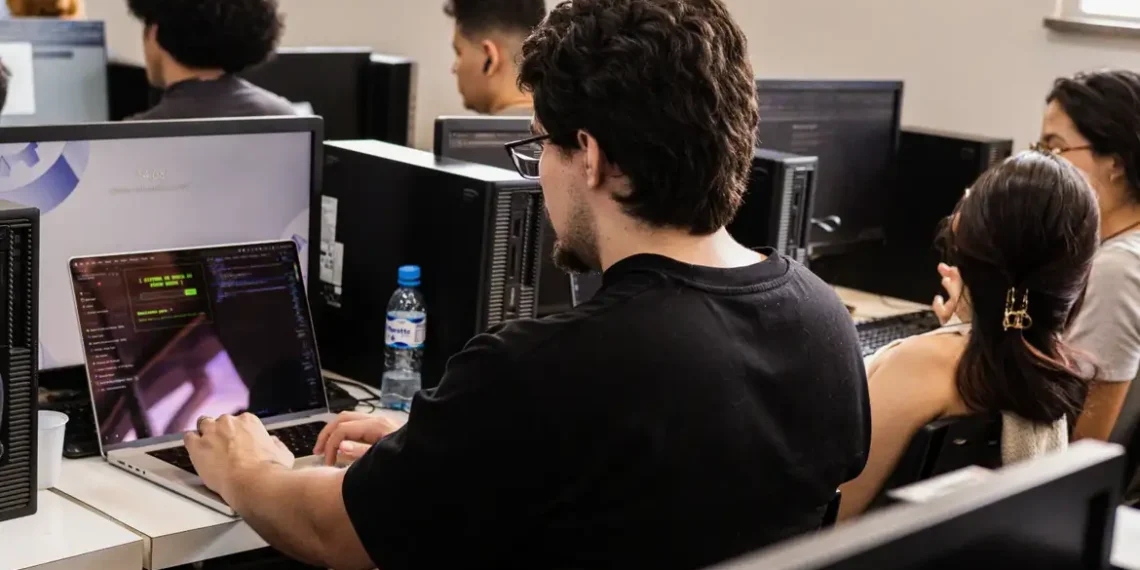 Programa Hackers do Bem abre 25 mil vagas em cursos gratuitos de cibersegurança para 2026, diante do déficit de profissionais no Brasil e no mundo.