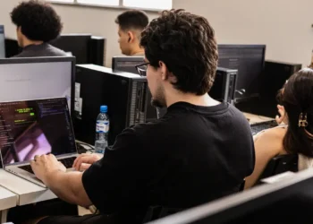 Programa Hackers do Bem abre 25 mil vagas em cursos gratuitos de cibersegurança para 2026, diante do déficit de profissionais no Brasil e no mundo.