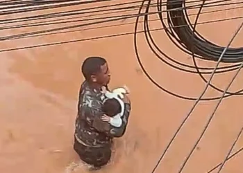 Ex-soldado do Exército, Yuri Souza, de 19 anos, salva bebê de cinco meses durante enchente histórica em Juiz de Fora, poucos dias antes de deixar o serviço militar.