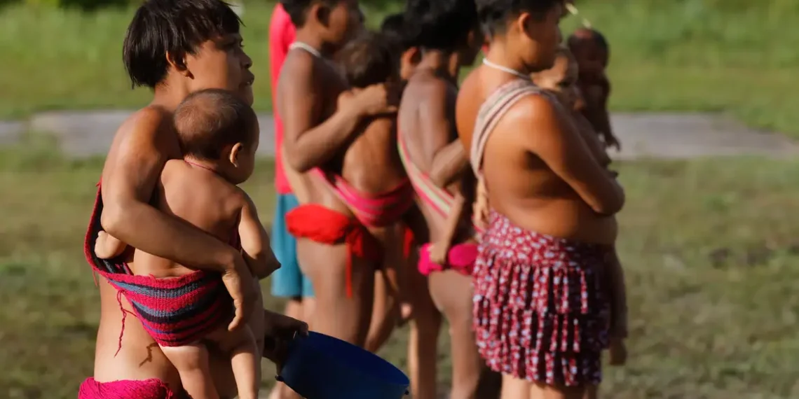 Ministério da Saúde envia equipe emergencial para conter casos de coqueluche na Terra Indígena Yanomami, em Roraima. Região registra oito casos e três mortes.