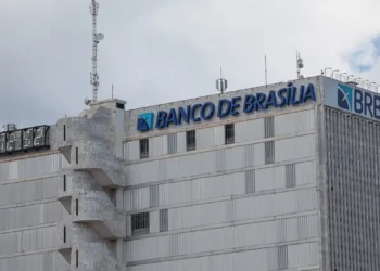 CLDF aprova projeto que autoriza aporte bilionário no BRB para cobrir prejuízos com Banco Master. Texto permite empréstimo de até R$ 6,6 bilhões e uso de imóveis públicos como garantia.