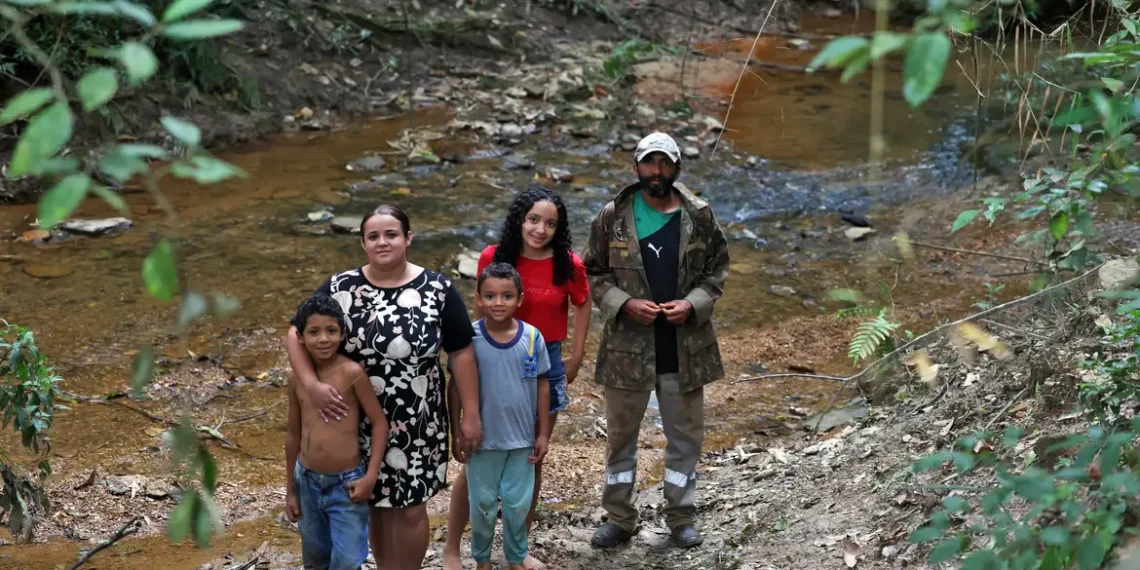 Quilômetros para eCrianças quilombolas de Antinha de Baixo, em Goiás, acordam de madrugada e caminham qstudar. Comunidade luta por infraestrutura, transporte e direitos territoriais.