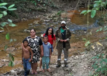 Quilômetros para eCrianças quilombolas de Antinha de Baixo, em Goiás, acordam de madrugada e caminham qstudar. Comunidade luta por infraestrutura, transporte e direitos territoriais.