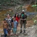Quilômetros para eCrianças quilombolas de Antinha de Baixo, em Goiás, acordam de madrugada e caminham qstudar. Comunidade luta por infraestrutura, transporte e direitos territoriais.