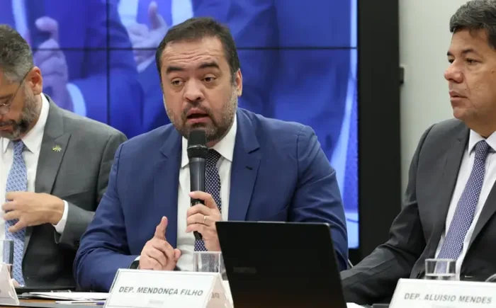 Processo analisa acusações de abuso de poder político e econômico nas eleições de 2022; relatora já votou pela cassação do mandato.