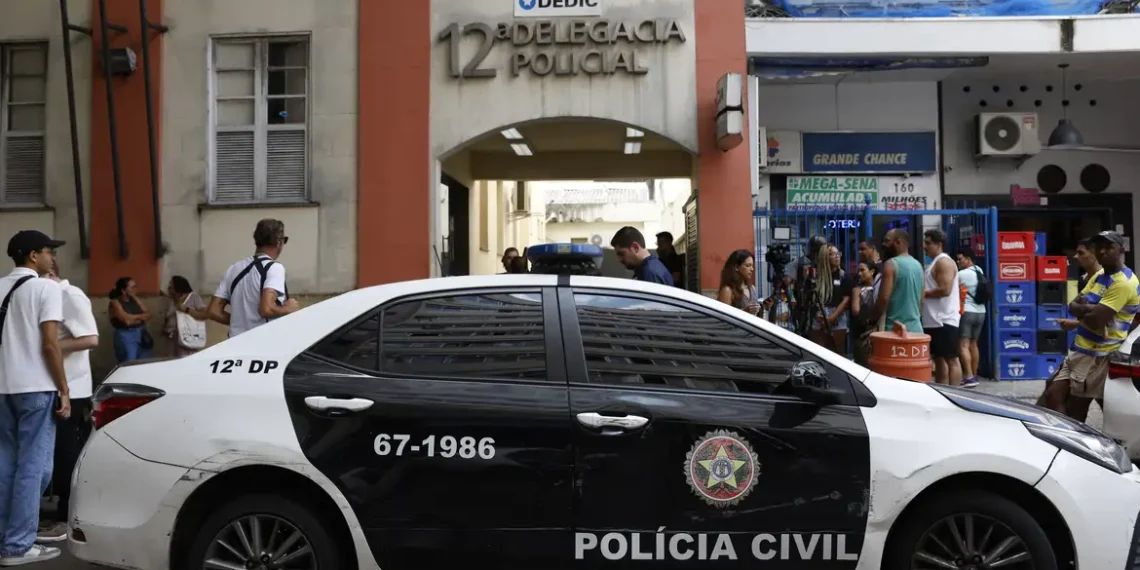 Último suspeito de estupro coletivo contra adolescente em Copacabana se entrega à polícia. Quatro jovens estão presos e investigação apura outros casos semelhantes.