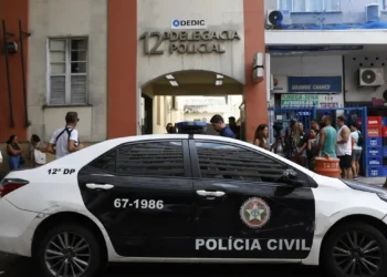 Último suspeito de estupro coletivo contra adolescente em Copacabana se entrega à polícia. Quatro jovens estão presos e investigação apura outros casos semelhantes.