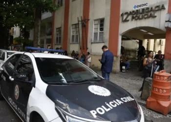 Polícia Civil do Rio investiga mais dois casos de estupro contra alunas do Colégio Pedro II. Suspeitos teriam usado gravações para chantagem. Dois se entregaram e outros seguem foragidos.