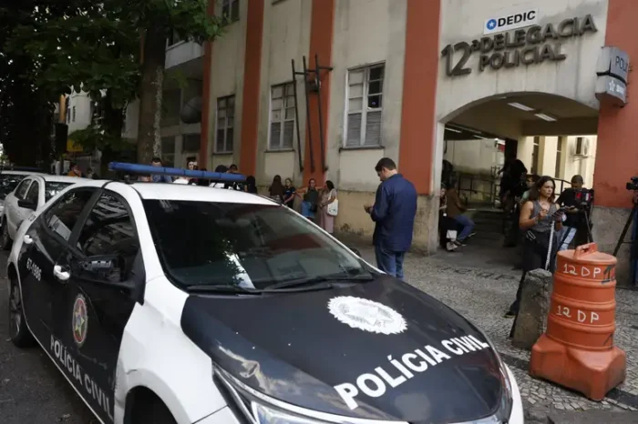 Polícia Civil do Rio investiga mais dois casos de estupro contra alunas do Colégio Pedro II. Suspeitos teriam usado gravações para chantagem. Dois se entregaram e outros seguem foragidos.