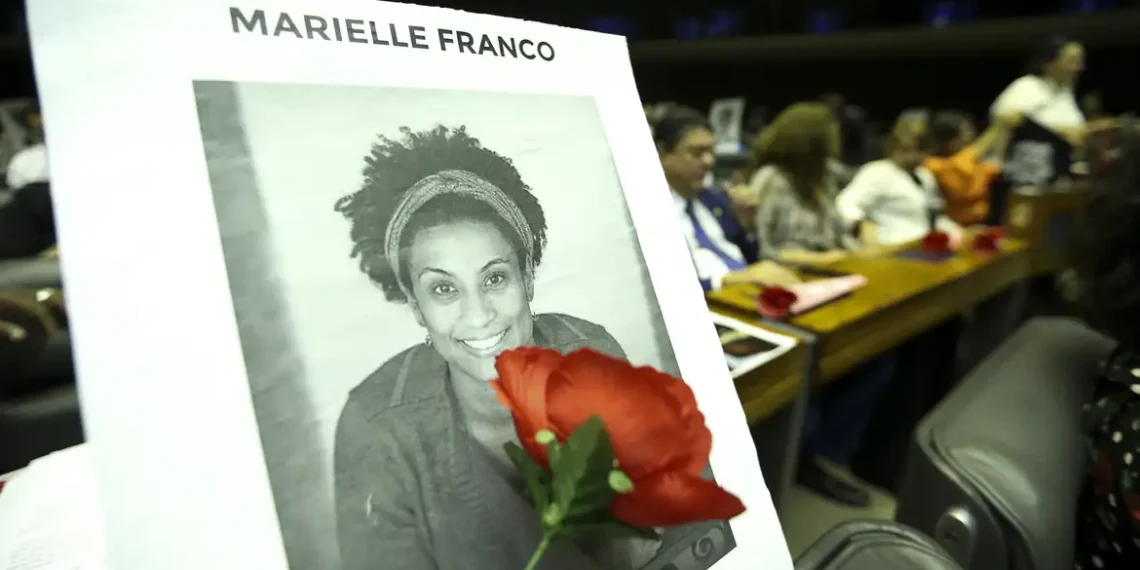 Missa no centro do Rio lembra os oito anos do assassinato de Marielle Franco e Anderson Gomes. Homenagens ocorrem após condenação dos mandantes pelo STF.