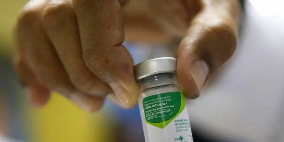 Fiocruz alerta para aumento da Influenza A no Brasil e crescimento de casos de SRAG. Vacinação começa em 28 de março e é principal forma de prevenção.