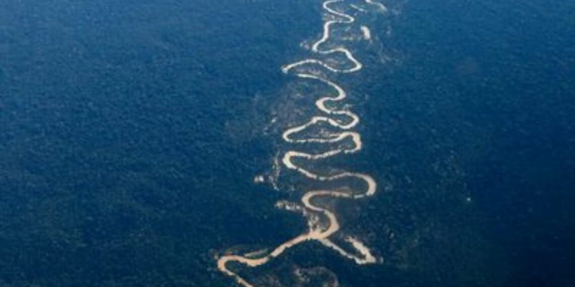 Governo federal lamenta morte de agente da Força Nacional durante operação contra garimpo ilegal na Terra Yanomami, em Roraima.