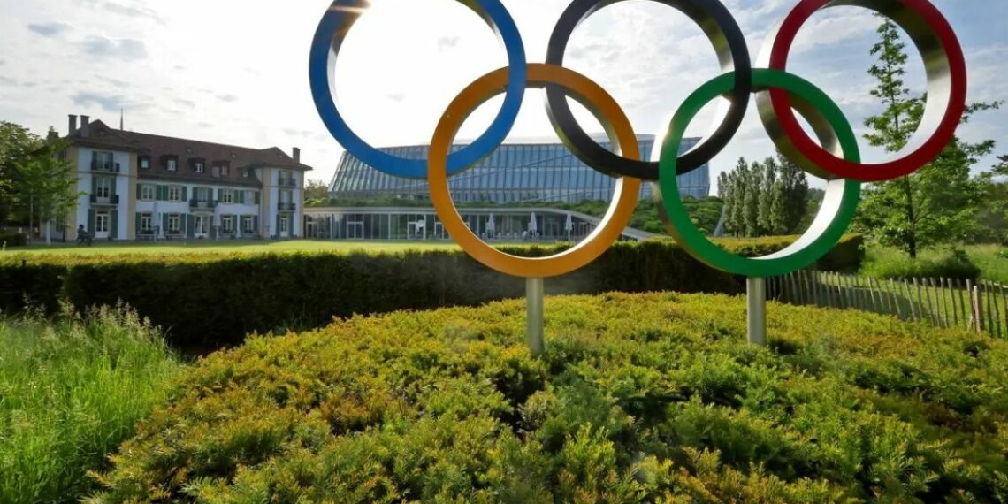 COI anuncia regra que restringe participação feminina a mulheres biológicas nos Jogos Olímpicos de 2028. Decisão impacta atletas trans em competições oficiais.