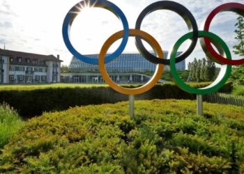 COI anuncia regra que restringe participação feminina a mulheres biológicas nos Jogos Olímpicos de 2028. Decisão impacta atletas trans em competições oficiais.