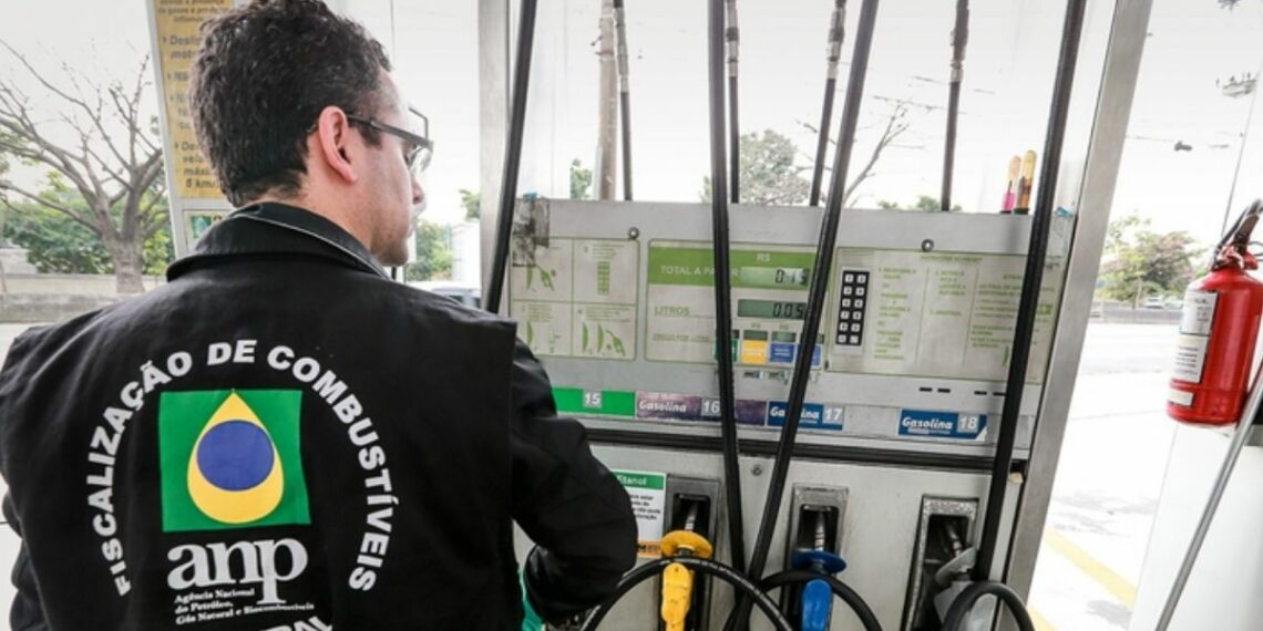 Operação da ANP no Mês do Consumidor fiscaliza 400 postos em 19 estados, com 93 autuações e 21 interdições por irregularidades.