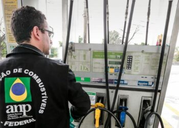 Operação da ANP no Mês do Consumidor fiscaliza 400 postos em 19 estados, com 93 autuações e 21 interdições por irregularidades.