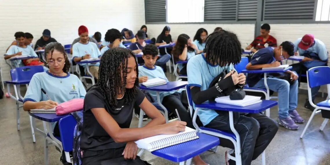 Estudantes da rede pública começam a receber a primeira parcela de 2026 do programa Pé-de-Meia. Pagamentos seguem calendário por mês de nascimento.