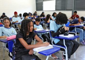 Estudantes da rede pública começam a receber a primeira parcela de 2026 do programa Pé-de-Meia. Pagamentos seguem calendário por mês de nascimento.