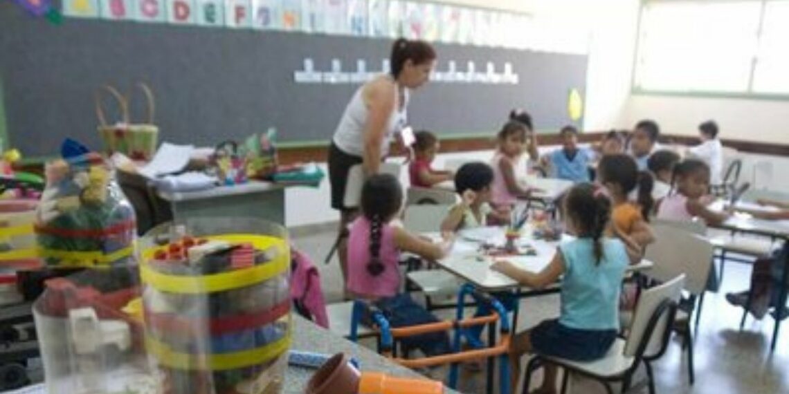 Nova lei sancionada por Lula define estrutura mínima para escolas públicas e inclui combate à violência contra mulheres no currículo.