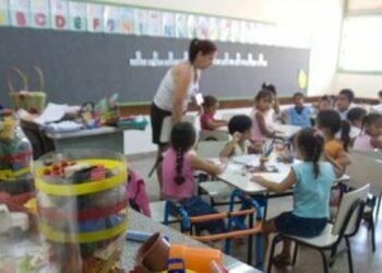 Nova lei sancionada por Lula define estrutura mínima para escolas públicas e inclui combate à violência contra mulheres no currículo.