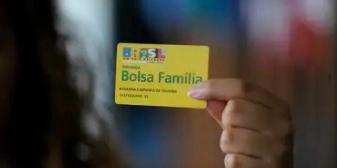 Estudo da FGV aponta redução da fome em famílias do Bolsa Família chefiadas por mulheres e destaca papel feminino na segurança alimentar no Brasil.