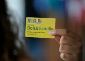 Estudo da FGV aponta redução da fome em famílias do Bolsa Família chefiadas por mulheres e destaca papel feminino na segurança alimentar no Brasil.