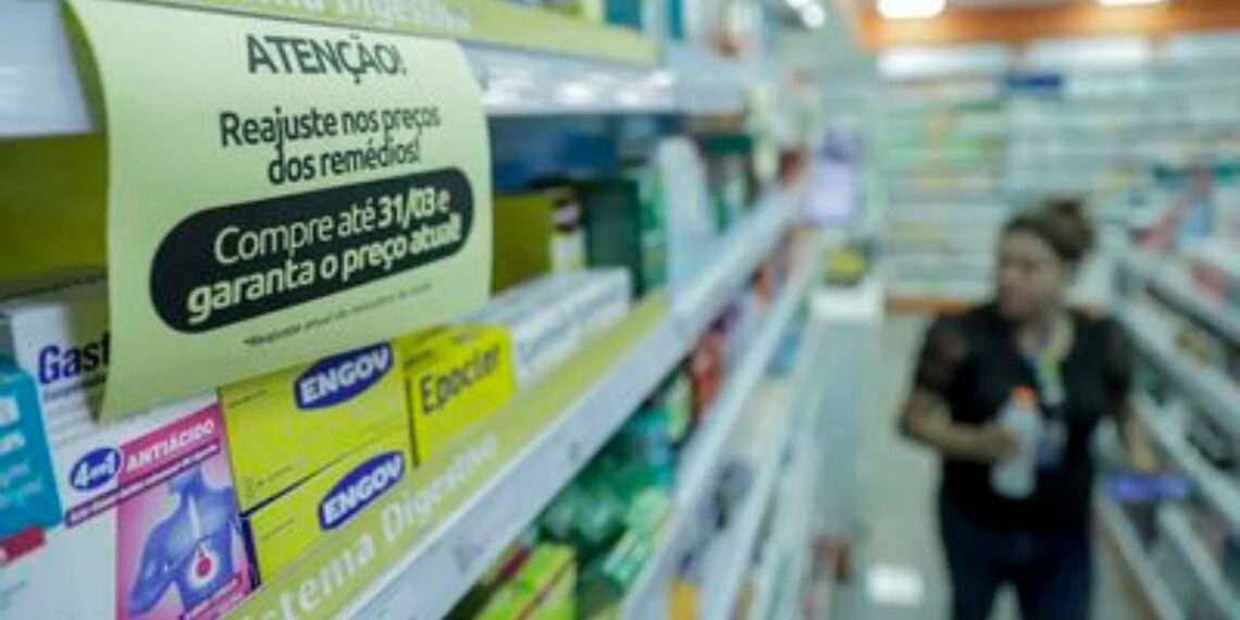 Lei sancionada autoriza farmácias em supermercados, desde que em espaço exclusivo e com farmacêutico. Objetivo é ampliar acesso a medicamentos com segurança.
