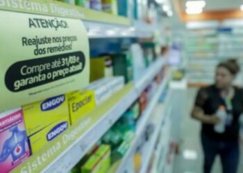 Lei sancionada autoriza farmácias em supermercados, desde que em espaço exclusivo e com farmacêutico. Objetivo é ampliar acesso a medicamentos com segurança.