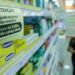 Lei sancionada autoriza farmácias em supermercados, desde que em espaço exclusivo e com farmacêutico. Objetivo é ampliar acesso a medicamentos com segurança.