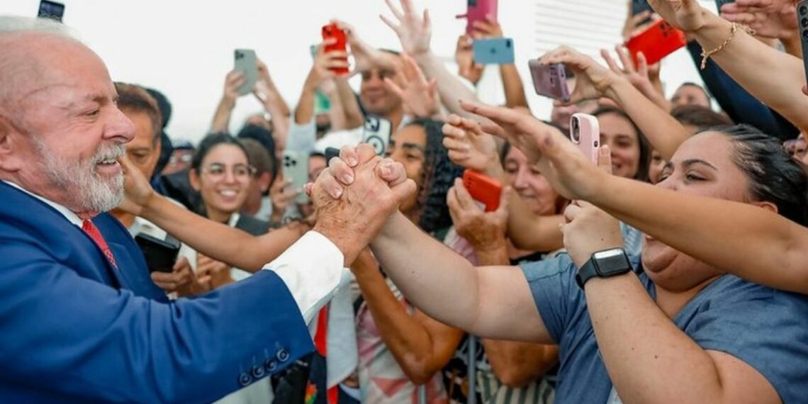 Lula afirma que políticas públicas são essenciais para reduzir desigualdades e defende investimentos em saúde e educação durante evento na UFSCar.