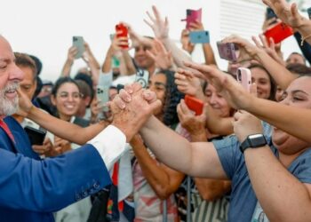 Lula afirma que políticas públicas são essenciais para reduzir desigualdades e defende investimentos em saúde e educação durante evento na UFSCar.