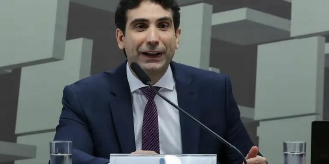 Gabriel Galípolo afirma que o Brasil está mais preparado que outros países para lidar com a alta do petróleo. BC vê pressão na inflação e desaceleração da economia.