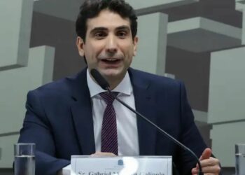 Gabriel Galípolo afirma que o Brasil está mais preparado que outros países para lidar com a alta do petróleo. BC vê pressão na inflação e desaceleração da economia.