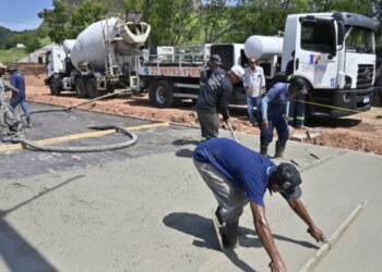 Novo campo society em Joana D’Arc, em Vitória, avança com concretagem e terá estrutura moderna com grama sintética e iluminação LED.