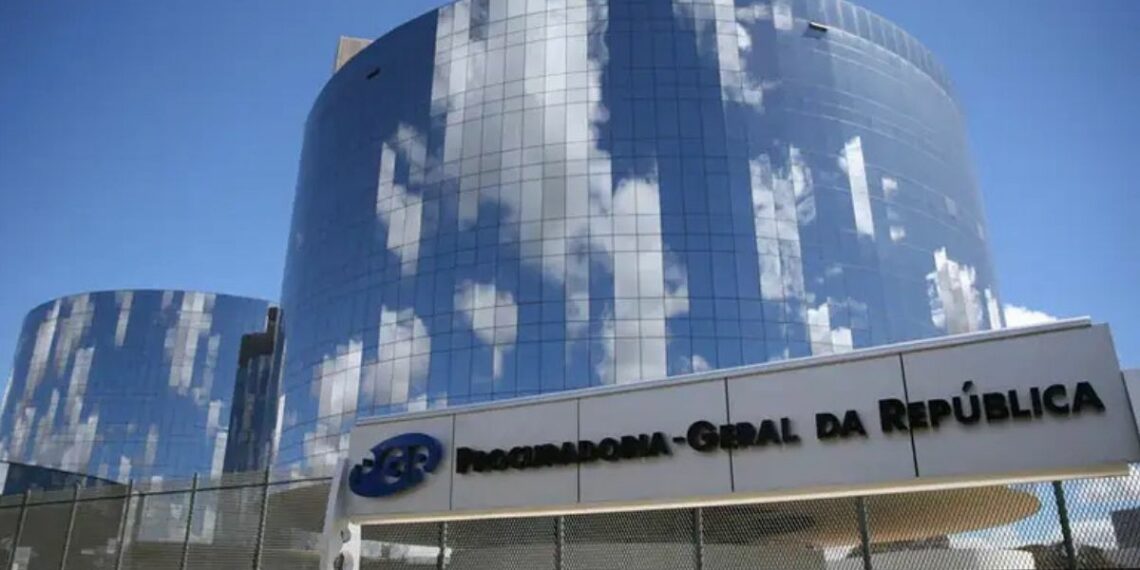 Alexandre de Moraes solicita parecer da PGR sobre prisão domiciliar de Jair Bolsonaro após internação por pneumonia. Ex-presidente segue sem previsão de alta.