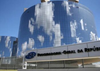 Alexandre de Moraes solicita parecer da PGR sobre prisão domiciliar de Jair Bolsonaro após internação por pneumonia. Ex-presidente segue sem previsão de alta.