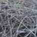 Prefeitura de Vitória retira mais de 800 kg de cabos inutilizados em postes na Praia do Canto em ação para reduzir poluição visual e organizar rede urbana.
