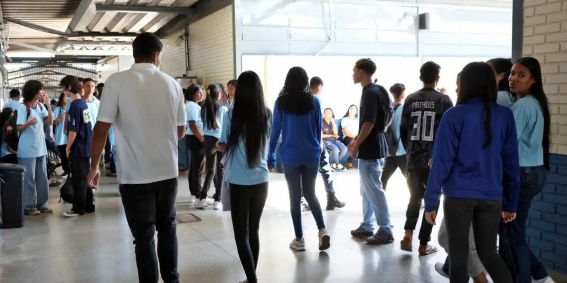 Estudantes nascidos em novembro e dezembro recebem hoje o Pé-de-Meia 2026. Veja calendário, quem tem direito e valores do programa do MEC.